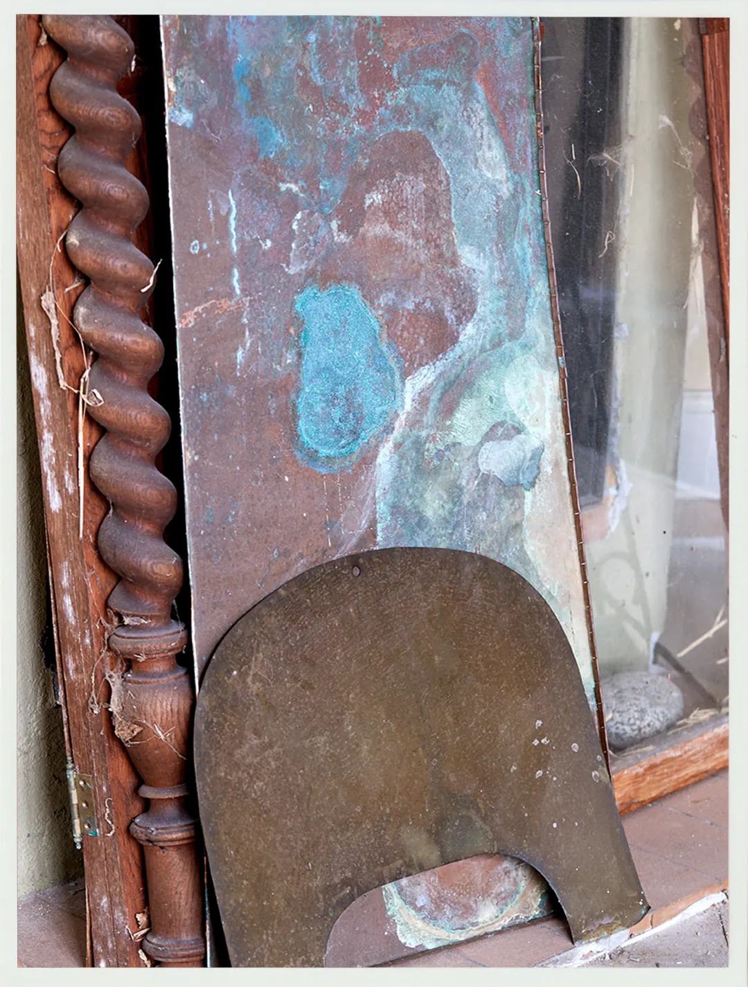 A worn painted detail on an old Villa Hesnæs door frame.