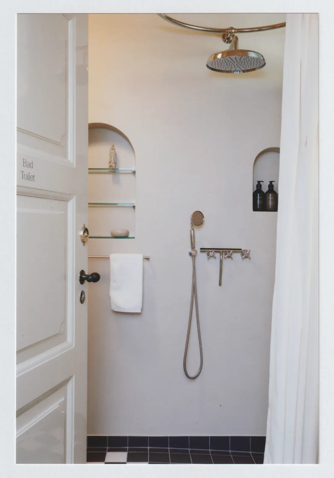 Shared bathroom shower at Villa Hesnaes