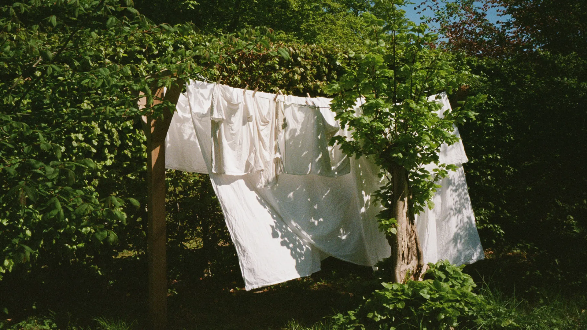 White sheets hanging outside in the Villa Hesnæs garden.