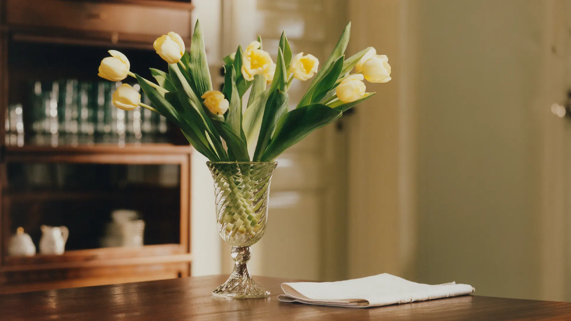 Yellow tulips on a Villa Hesnæs dining table.